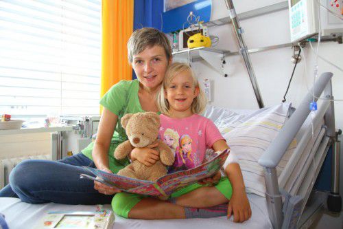 Lina ist mit Mutter Silvia schon wieder guter Dinge. Sie leidet an einer Lungenentzündung.
