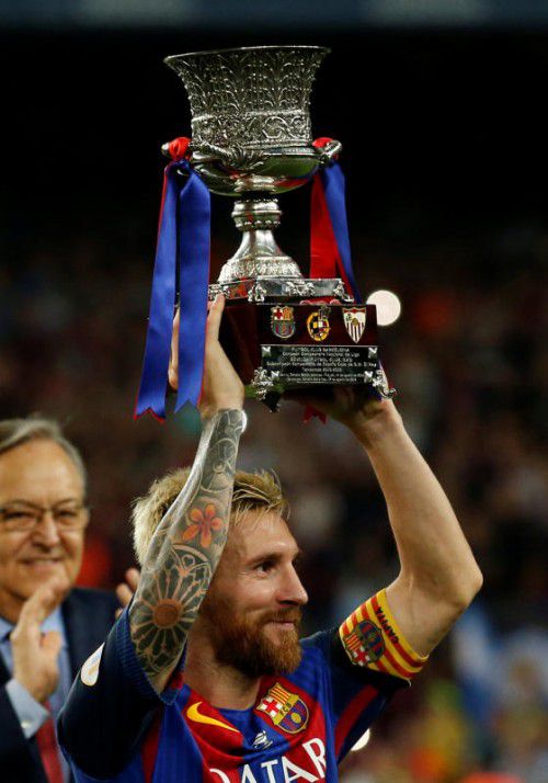 Lionel Messi mit dem Pokal nach dem Supercupsieg.