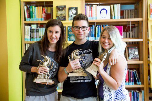 Marie, Jakob und Isabella mit dem „Goldenen Einhorn“.