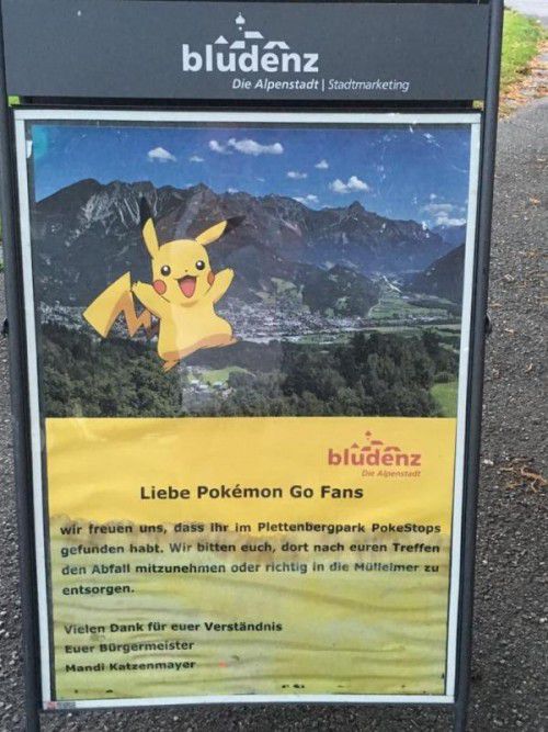 Marketing für Pokémons und gegen Abfall: Plakat in Bludenz.