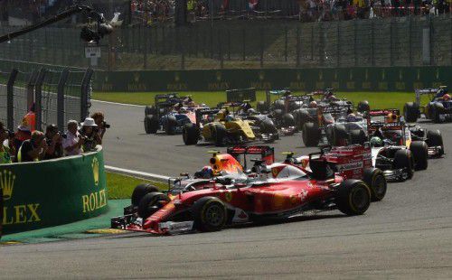 Max Verstappen riskierte in der ersten Kurve zu viel und wollte sich mit allen Mitteln an den beiden Ferrari-Boliden von Kimi Räikkönen und Sebastian Vettel vorbeiquetschen.