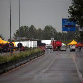 Frachtflugzeug kommt von Landebahn ab