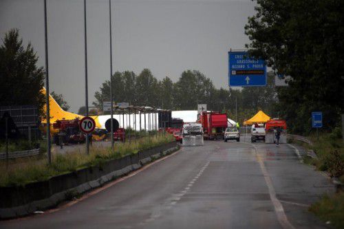 Mit dem vorderen Teil durchbrach die Boeing am Freitag einen Zaun und landete auf einer Regionalstraße.