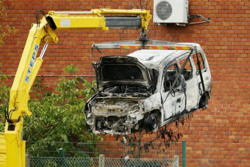Mit diesem Auto hatten die Täter die Barriere zum INCC-Gelände durchbrochen, ehe sie Feuer legten.