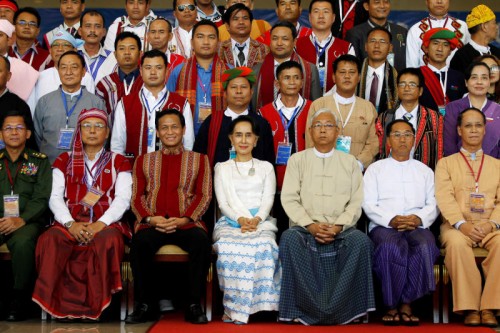 Myanmars Regierung und Anführer der ethnischen Minderheiten verhandeln bei der Konferenz in Naypyidaw den lang ersehnten Frieden.