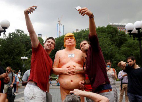 Nacktskulpturen verspotten Donald Trump.