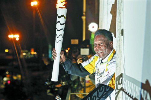 Pelé mit dem olympischen Feuer in seinem Museum.