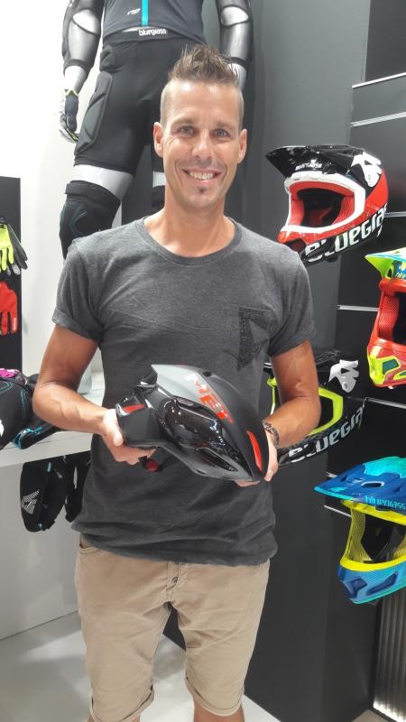 Rainer Kirch erklärt die Vorzüge der neuesten Radhelme.
