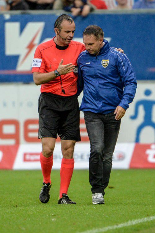 Schiedsrichter Rene Eisner erklärt Damir Canadi die Sachlage und schickt den Altach-Coach auf die Tribüne.