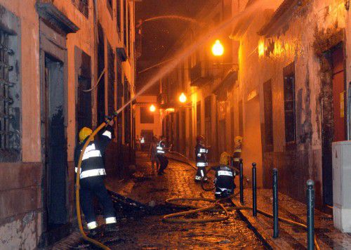 Seit Tagen kämpft die Feuerwehr gegen die Flammen auf Madeira. In Funchal sind bereits 150 Häuser niedergebrannt.