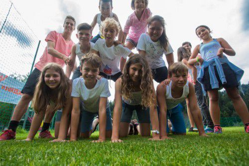 Spiel, Spaß und vor allem Englisch. Die Kinder machen begeistert mit.