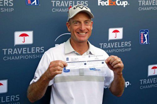 Stolz präsentiert Jim Furyk seine Rekord-Scorekarte.