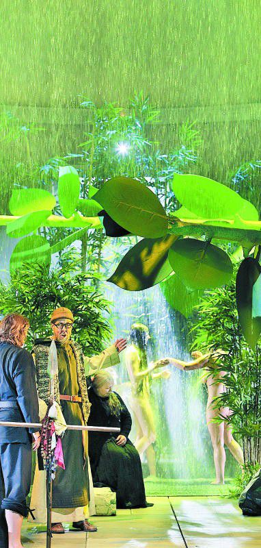 Szene aus „Parsifal“: Klingsors Blumenmädchen erfahren Läuterung in der Natur.