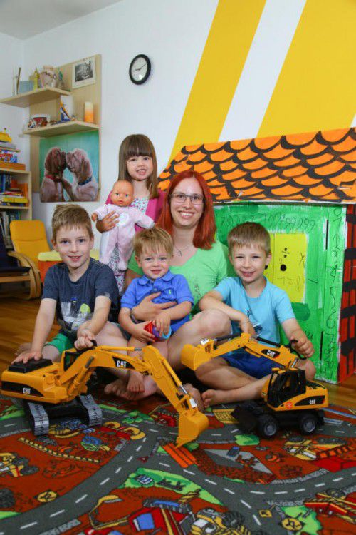 Tagesmutter Nadine Fink mit ihr Tochter, ihren zwei Söhnen und Tageskind Severin (M.) im Wohn- und Spielzimmer.