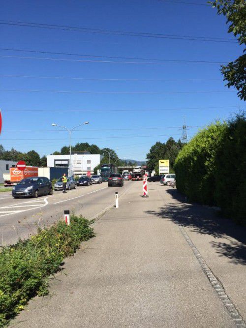 Um Platz zu schaffen, wurde der Radweg eingeengt.