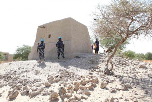 UN-Soldaten bewachen ein Mausoleum in Timbuktu.