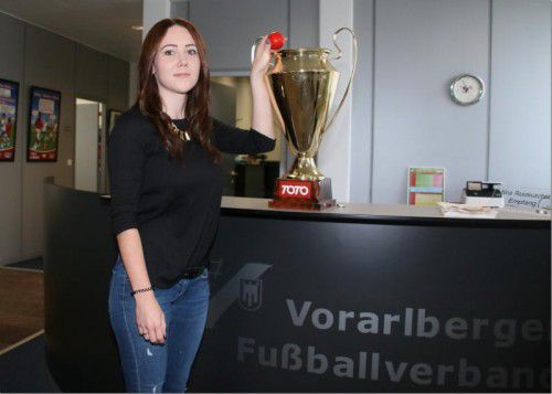 VFV-Mitarbeiterin Nina Radeuschek schaute bei der Auslosung der dritten heimischen Cuprunde darauf, dass alles rechtens war.