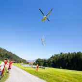 Burgdach kam mit dem Hubschrauber geflogen