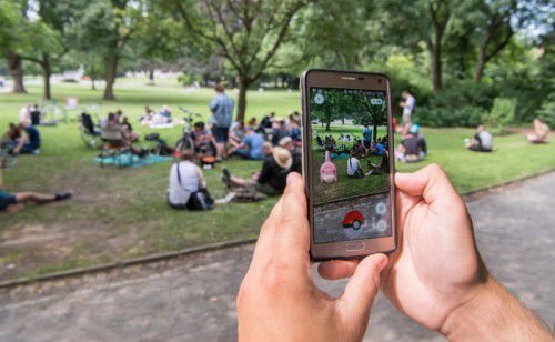 Virtuelle Monsterjagd in einem Park in Hannover. In Deutschland machten manche Spieler jedoch auch vor Gedenkstätten nicht Halt.