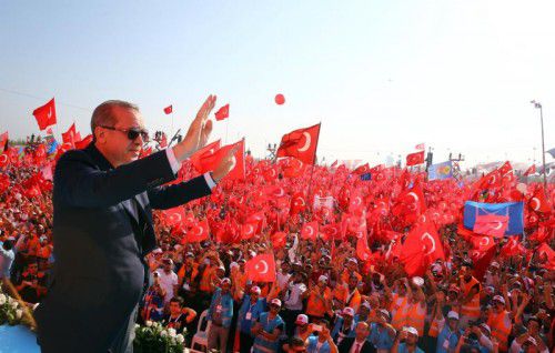Während zwischen Österreich und der Türkei eine Art verbaler Krieg herrscht, gehen in Istanbul Hunderttausende Menschen gegen den Putsch auf die Straße und jubeln Präsident Erdogan zu.