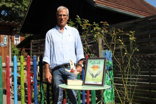 Wilfried Müller freut sich über den Lustenauer Zivilcourage-Award: eine Urkunde und eine helfende Hand als Trophäe.