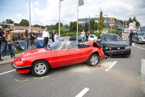 Zum unfreiwilligen Zwischenstopp in Hard wurde am Samstag ein deutscher Cabrio-Fahrer durch einen Unfall gezwungen.