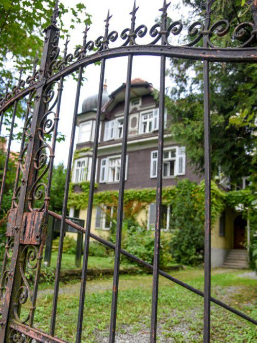 Die Villa ist eines von sechs benachbarten Baumeister-Häusern.