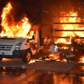 Lieferwagen samt Anhänger in Flammen