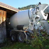 Betonmischer kommt von der Straße ab und kracht in einem Stadel
