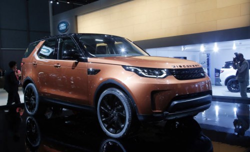 Die Hüllen sind gefallenLandrover zeigt in Paris erstmals den neuen Discovery, der auf gleicher Alu-Plattform wie Range Rover und Range Rover Sport steht. Gewichtsersparnis: bis zu 480 Kilogramm. Marktstart: 2017. Verkaufsstart ist im März 2017. Preise: ab 56.960 Euro