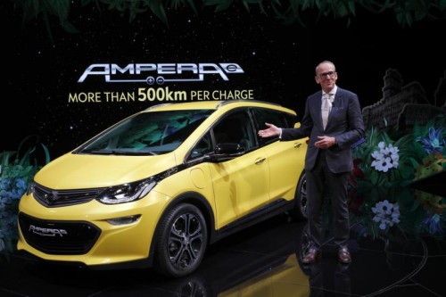 Messe-HighlightIn Paris sind alle Blicke auf den neuen Ampera-e gerichtet. Der kompakte Stromer schafft eine Reichweite von mehr als 500 Kilometer. Damit setzt der Amper-a eine neue Bestmarke im Segment.