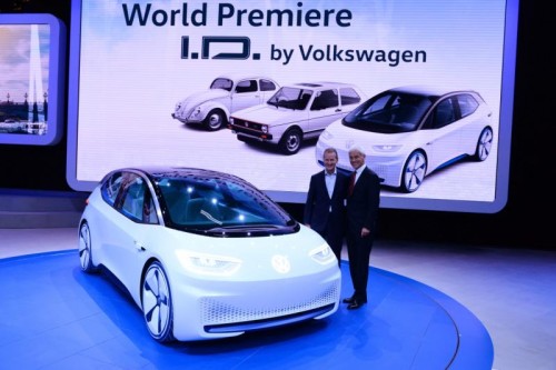 Neues ZeitalterDas E-Auto-Konzept „I.D.“ ist der Countdown in ein neues Volkswagen-Zeitalter. Marktstart ist 2020. Die Reichweite liegt bei 400 bis 600 Kilometern. Die Leistung: 170 PS, 0 auf 100 in unter acht Sekunden. Der I.D. ist kürzer als ein Golf und bietet so viel Platz wie ein Passat. Ab 2025 wird der vollautomatisierte Fahrmodus aktiviert.