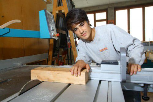 Ahmad arbeitet seit gut einem Jahr in einer Tischlerei in Vandans. Die Arbeit gefällt ihm.  Foto: VN/Hofmeister