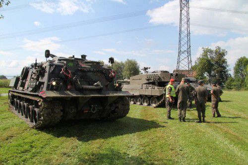 Am Zielort angekommen: Die Panzer auf dem Wiesengelände bei der Dornbirner Messe. Fotos: Lerch/Vol.At/Rauch