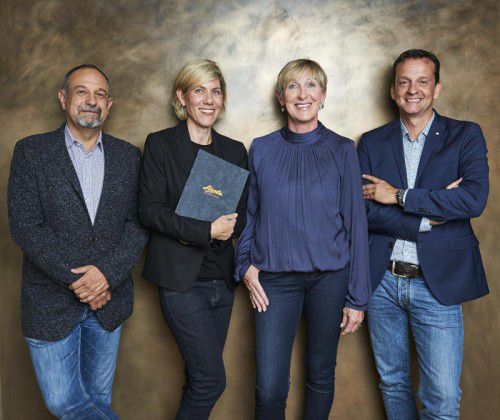 Ambros Strolz, Denise Ender (Davilla), Renate Blum-Albrecht (Strolz) und Stefan Maierhofer (GF Strolz) freuen sich über den Preis.  Sommet