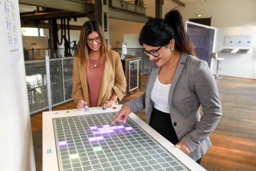 An dieser interaktiven Tischinstallation können Besucher die Entwicklung von Zellen über mehrere Generationen verfolgen. Foto: Stiplovsek