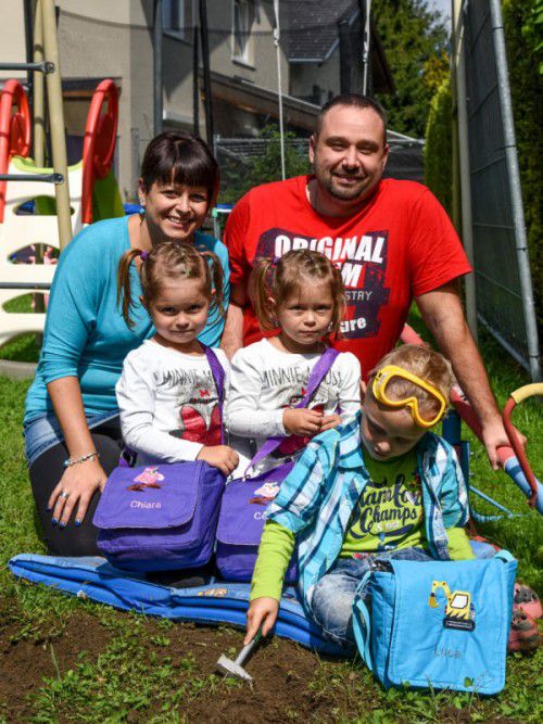Anja und Wolfgang Zanetti mit ihren Drillingen Chiara, Celine und Luca.  Foto: Oliver Lerch