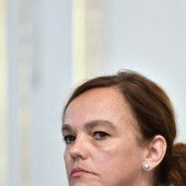 Ministerin berät Schulkosten mit Schulpartnern