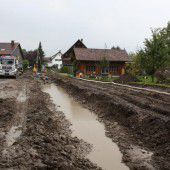 Der Mühlbach wird vom Betonufer befreit