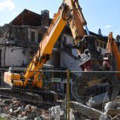 Ehemalige Luxusherberge wird derzeit von Baggern plattgemacht