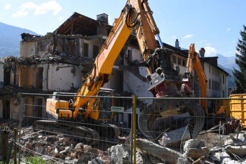 Die Abbrucharbeiten am ehemaligen Kurhotel in Schruns sind derzeit voll im Gang. Foto: SCO