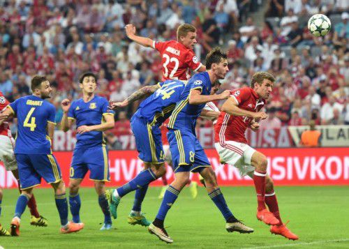 Bayerns aufstrebender Youngster Joshua Kimmich (im Bild hinten mit der Nummer 32) erzielte gegen FK Rostow einen Doppelpack. Foto: afp