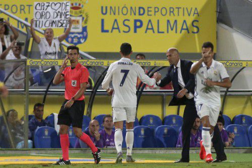 Bei der Auswechslung am vergangenen Wochenende in Las Palmas würdigte Ronaldo seinen Trainer Zinedine Zidane keines Blickes. Foto: Afp