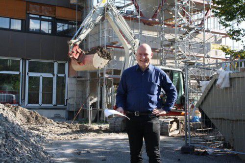 BORG-Direktor Lang begutachtet den Baufortschritt. Foto: me