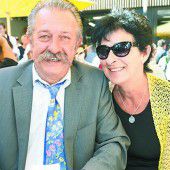 Volksfeststimmung vor Vereinshaus