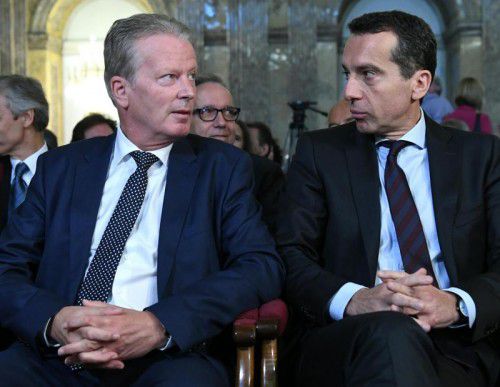 Bundeskanzler Christian Kern (r.) und Koalitionspartner Reinhold Mitterlehner tauschen Nettigkeiten aus. Foto: APA