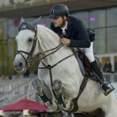 Rhomberg zeigt groß auf