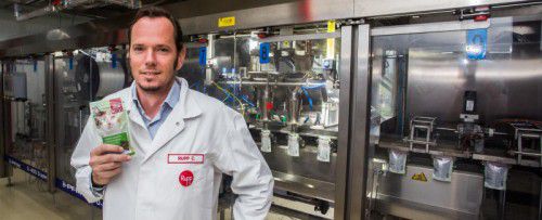 Christoph Rupp sieht vor allem im Bereich der Tiersnacks noch Potenzial. Ein Beispiel sind die Knabbertaschen mit Katzengras. Fotos: VN/Steurer