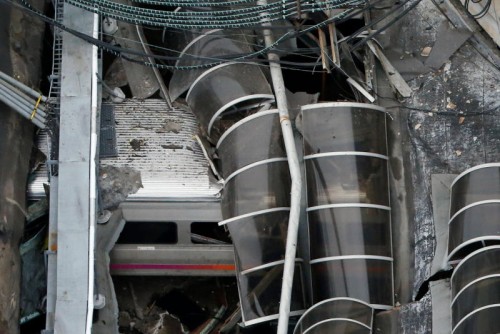 Das Bahnhofsdach ist über dem Unglückszug teilweise eingestürzt, man sorgt sich um die Statik des Gebäudes.  Foto: Reuters