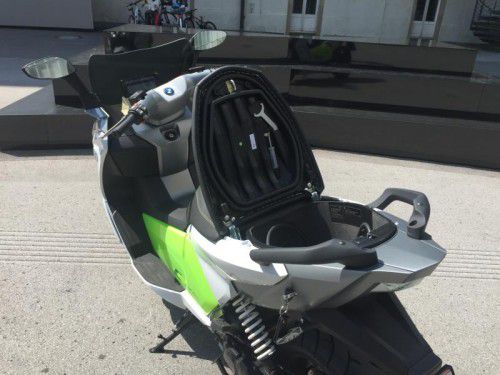 Das Fach unter dem Soziussitz bietet Platz für einen Integralhelm.